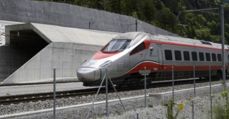 Un homme met le feu dans un train et poignarde des passagers en Suisse