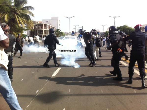 Une pluie de grenades lacrymogènes disperse la marche de l'opposition au Rond Point Rts 