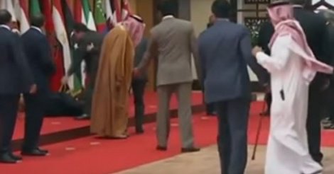 La chute spectaculaire du Président Libanais au sommet de la Ligue arabe