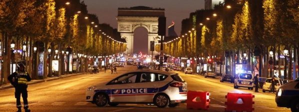 Fusillade sur les Champs-Elysées: Le suspect avait tenté de tuer des policiers en 2001