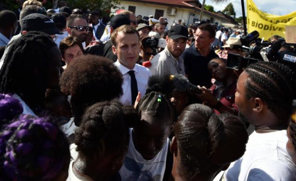 Guyane: Emmanuel Macron cherche à rassurer et affiche sa fermeté