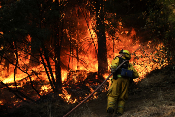 Un pompier tué par l'incendie Thomas en Californie