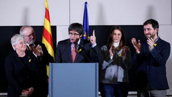 Elections Catalanes: En vainqueur, Puigdemont propose de rencontrer Rajoy