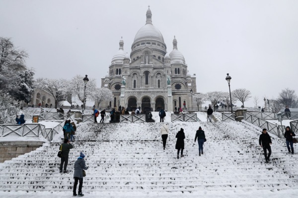 Des Québécois se moquent des Parisiens paralysés par la neige