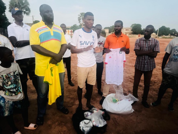 Ziguinchor : "L'international CASA" a offert des jeux de maillots et des ballons à l'asc Alward 