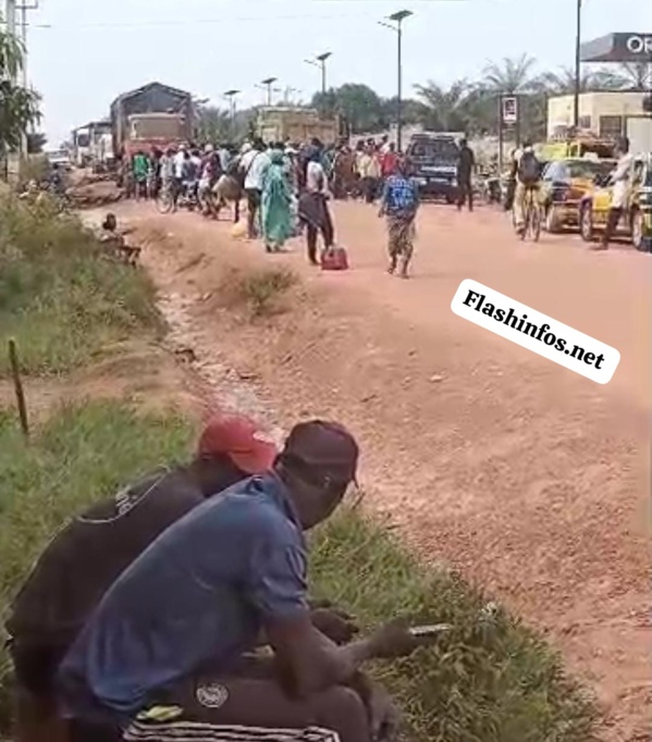 Ziguinchor : Les jeunes de Kantène ont barré la RN4 pour exiger l'achèvement des travaux de la route