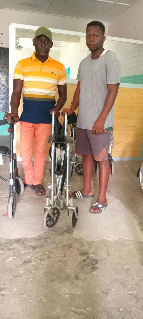 Ziguinchor : Un don canadien de 11 chaises roulantes à l’UROPHZ grâce à la famille Roopnarine