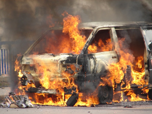 URGENT : Un véhicule prend feu à l’instant à Château-D’Eau de Ziguinchor