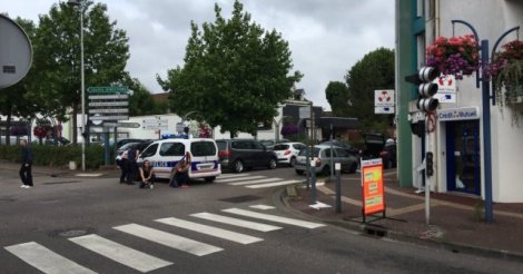 EN DIRECT. Attaque dans une église: le prêtre égorgé, un otage "entre la vie et la mort"