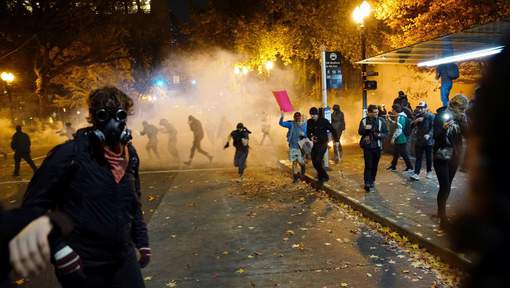 Les manifestations anti-Trump dérapent, un homme touché par balle