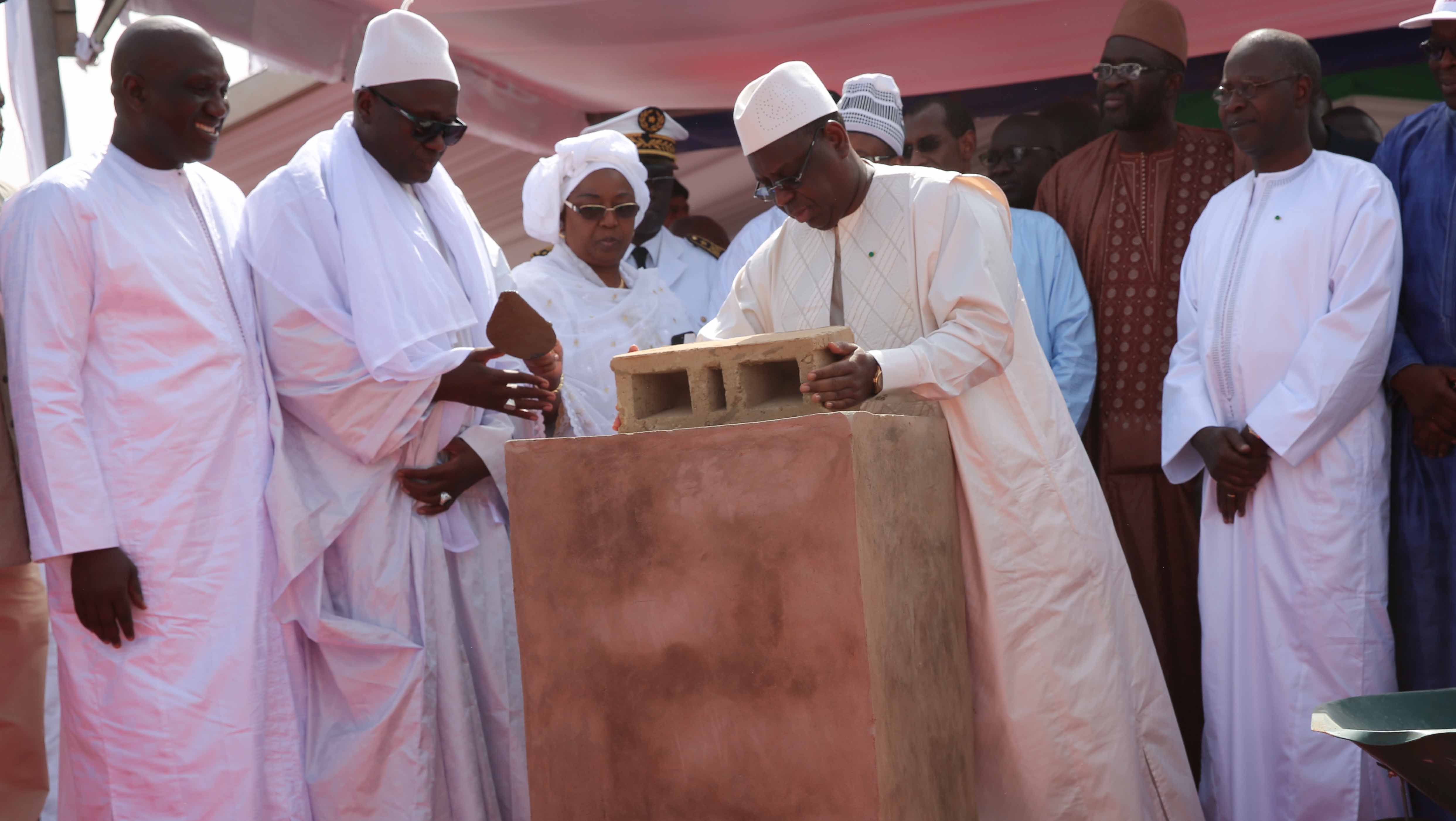 Macky Sall pose la première pierre de l'hôpital Khadimou Rassoul