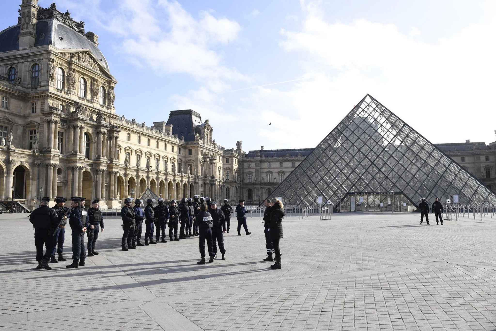 Attaque de militaires au Louvre à Paris: un Egyptien de 29 ans soupçonné