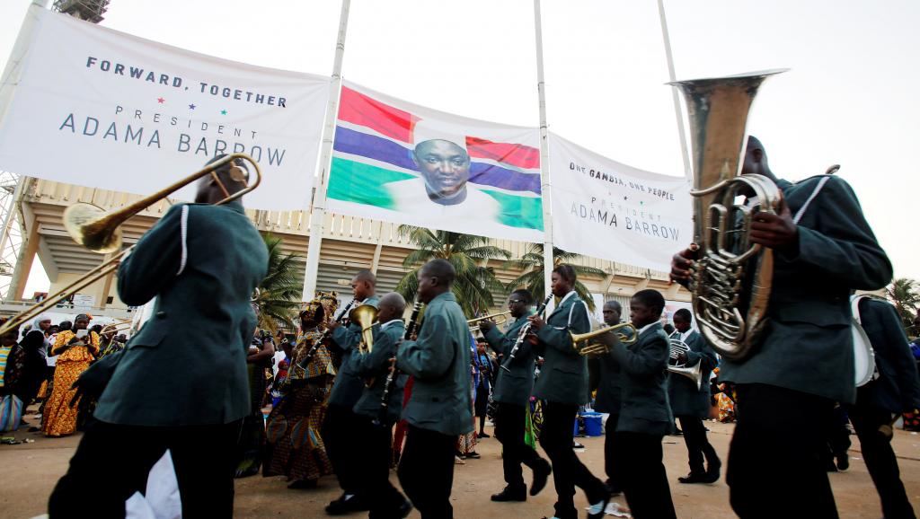 Adama Barrow prête serment devant sa «nouvelle Gambie»