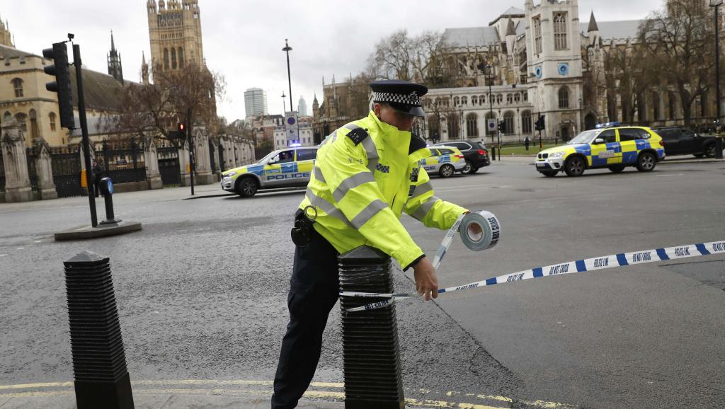 Coups de feu devant le Parlement britannique