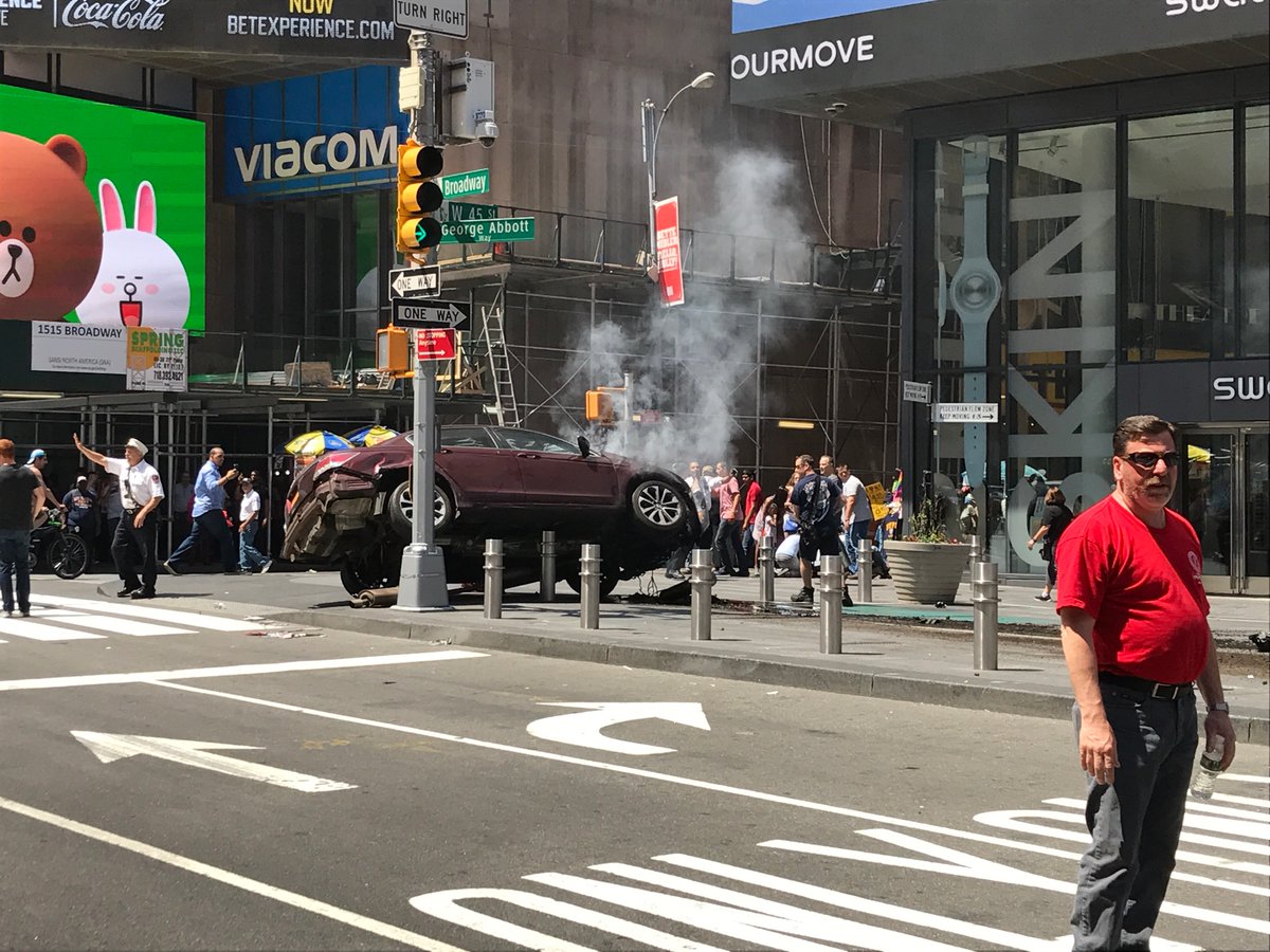 New York : une voiture renverse des piétons à Times Square, un mort et des dizaines de blessés