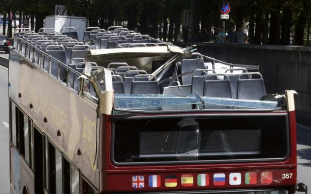 Paris : un bus de tourisme à étages heurte un pont, au moins quatre blessés