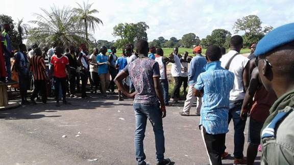 Ziguinchor - Bissau  : Les populations de Mpack ont barré la route pour exiger de l'électricité