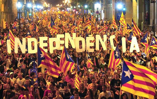 Espagne: la Catalogne, autoproclamée indépendante, se réveille sous tutelle