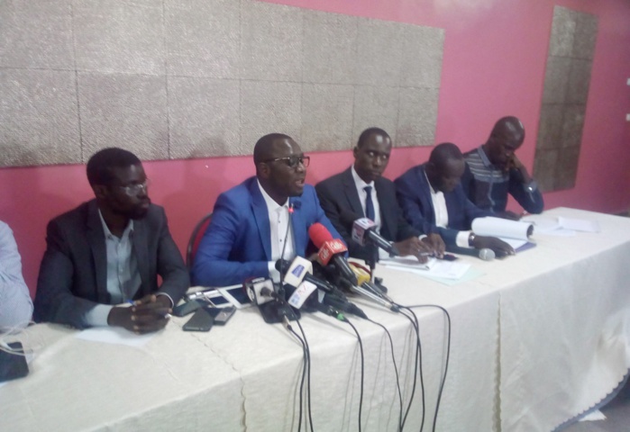 La jeunesse de Rewmi descend en flammes Mame Mbaye Niang, Moustapha Cissé Lô et Talla Sylla