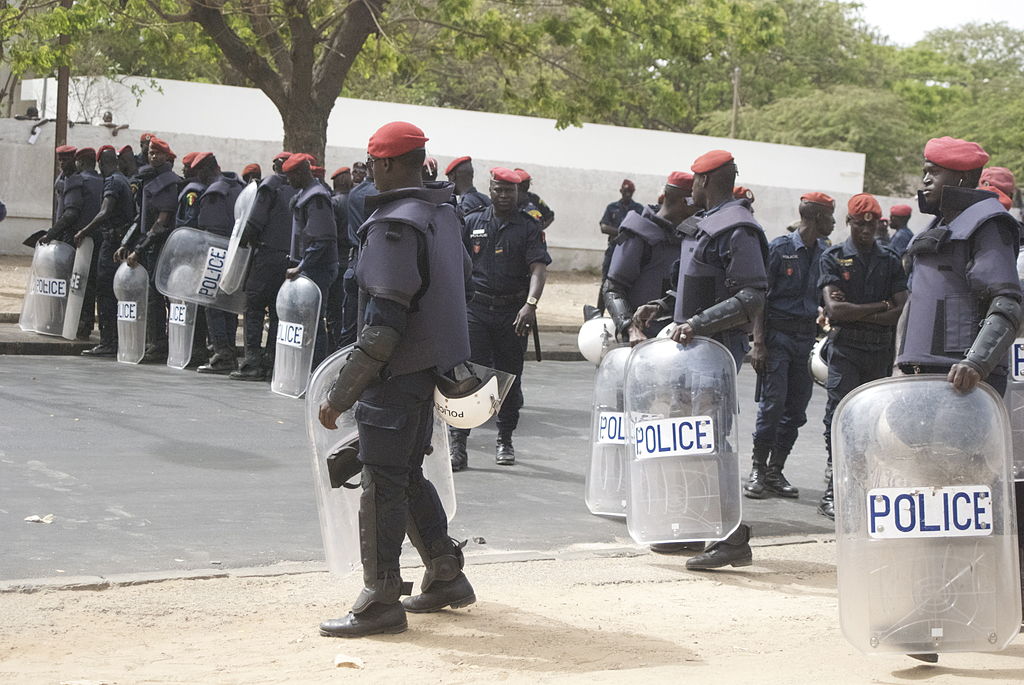 Grenades lacrymogènes à l’intérieur d’une école : La Police nie...