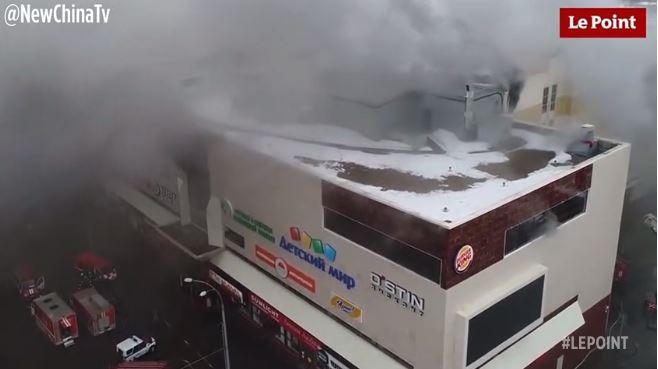 Russie : Un impressionnant incendie ravage un centre commercial et fait 53 morts