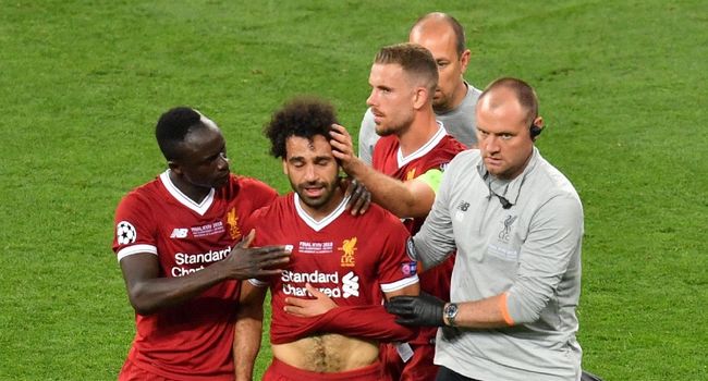 Football: Mohamed Salah, blessé et en larmes, quitte le terrain en finale de la Ligue des champions