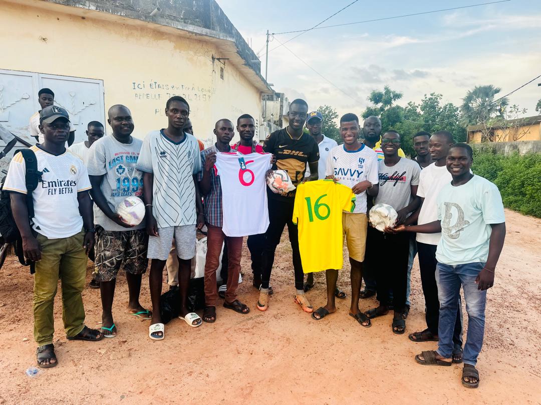 Ziguinchor : "L'international CASA" a offert des jeux de maillots et des ballons à l'asc Alward 