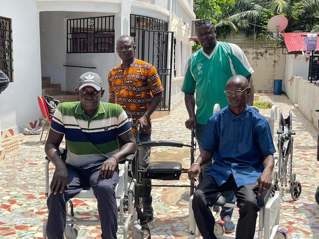 Ziguinchor : Un don canadien de 11 chaises roulantes à l’UROPHZ grâce à la famille Roopnarine