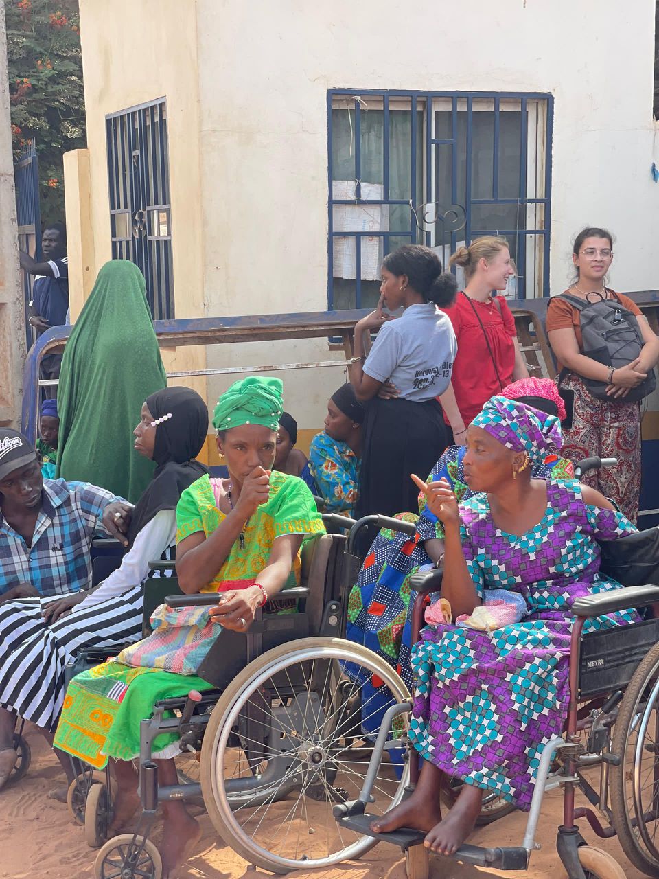 Ziguinchor : Un don canadien de 11 chaises roulantes à l’UROPHZ grâce à la famille Roopnarine