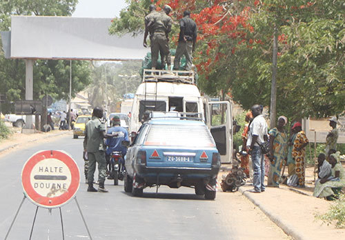 SEDHIOU – KOLDA : La Douane met la main sur 12 kg de chanvre indien dans un bus en partance pour Dakar