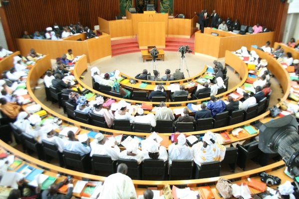 100.000 mille FCfa, dattes, tissus... : Le soukeurou koor de Niasse aux députés de l’Assemblée