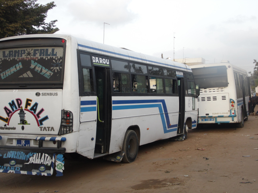 COURSE-POURSUITE, INCONSCIENCE, REMPLISSAGE, ACCIDENTS RÉPÉTITIFS, MUSIQUE À FOND, PORTABLE COLLÉ À L’OREILLE… : LES BUS TATA DE PLUS EN PLUS «FOUS»